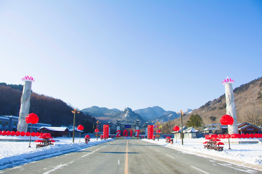 千山正门公路牌楼门与山峰雪景