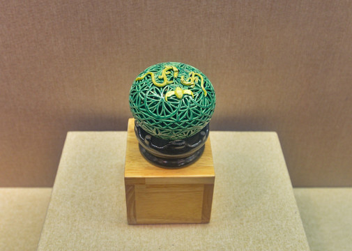 明绿釉镂雕球型带座香薰
