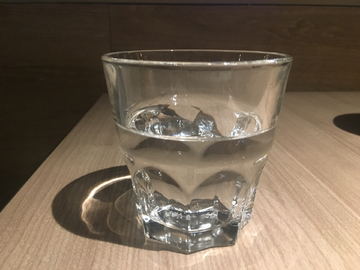 装着白开水的玻璃杯