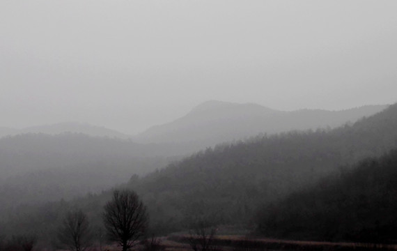 雾霾中的大山