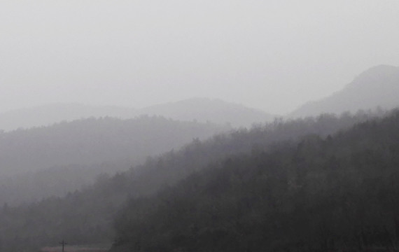 雾霾中的山