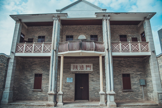 跃进门
