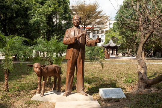王丕建广西大学历史人物雕塑