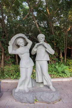 毛南族男女雕刻