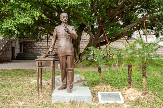 雷沛鸿广西大学历史人物雕塑