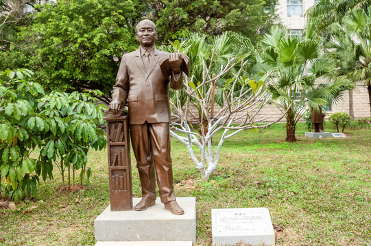 郑建宣广西大学历史人物雕塑