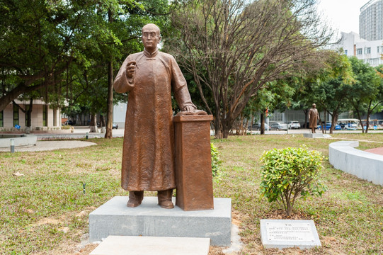 李达广西大学历史人物雕塑