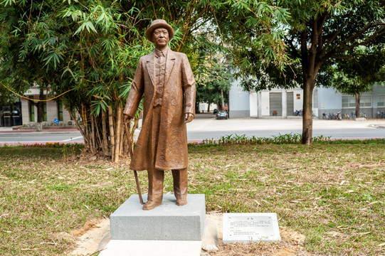 王力广西大学历史人物雕塑