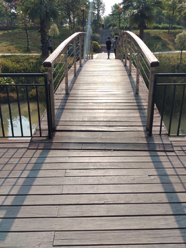 公园里的小拱桥