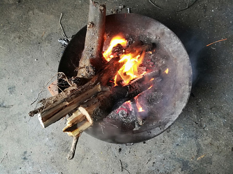 火盆烤火