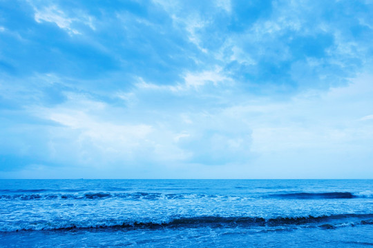 海浪翻涌的大海