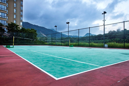 小区内的网球场