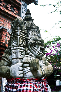 海南巴厘村内的神像
