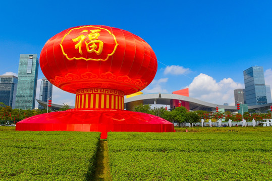 大红灯笼装饰的深圳市民中心