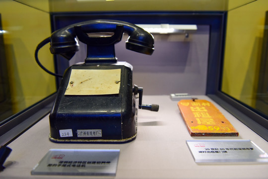 80年代深圳特区使用的手摇电话