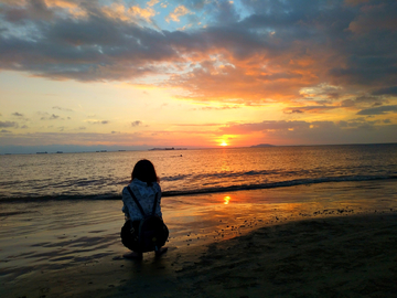 海边夕阳下的美女背影