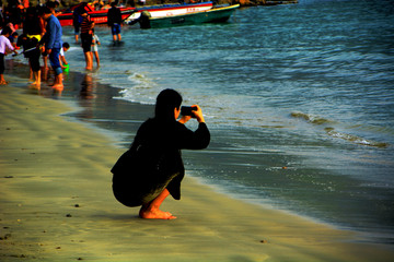 海边拍照的女人