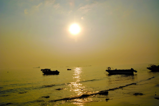 海边夕阳渔船