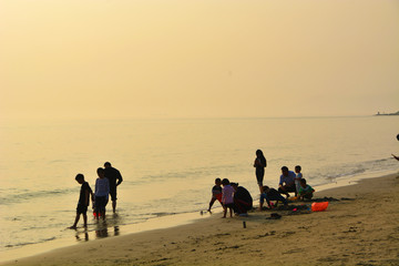 海边玩耍的游客