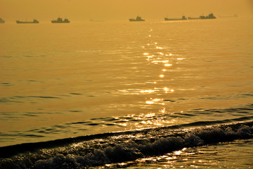 海边夕阳轮船