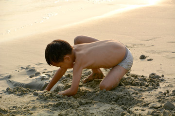 海边挖沙子的男孩