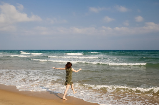 海边看海的女人