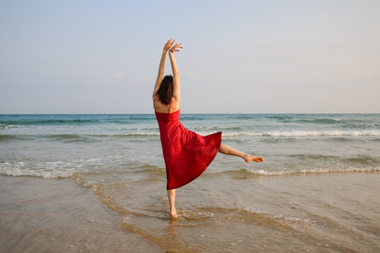 大海沙滩边的女人背影