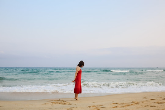 大海沙滩边的女人背影