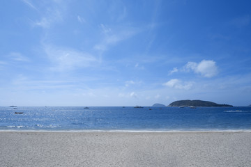 海南三亚海滩蓝色天空