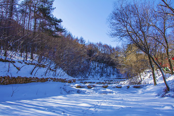 千山谦潭潭上雪地与山林