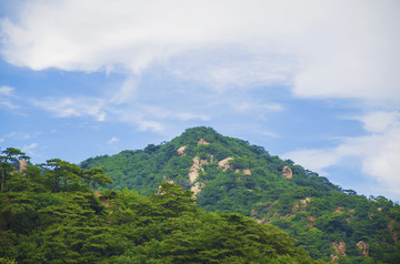 千山桃花溪谷山峰与蓝天彩云