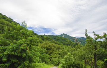 千山桃花溪谷山林山峰与漫天白云