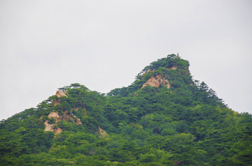 千山桃花溪谷双山峰与漫天白云