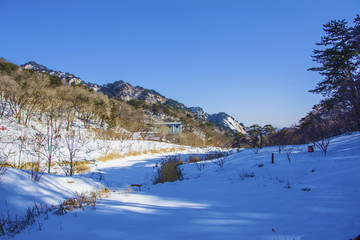 千山桃花溪谷湖上雪地与山峰山林