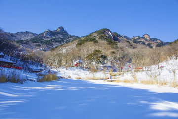 千山桃花溪谷山峰山脉雪景