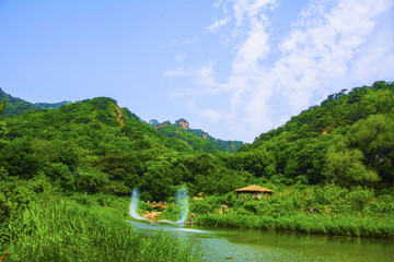 千山桃花溪谷喷泉与河流茅草亭