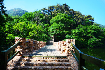 千山云潭的石桥与上山石阶梯路