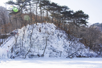 千山云潭景冰山冰挂与雪阶梯树木