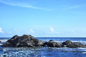 海浪冲击的海边巨大礁石