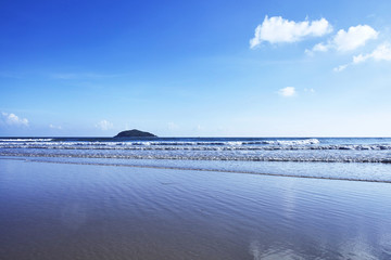 沙滩蓝天孤岛