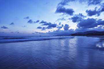 夜幕下的蓝色海滩