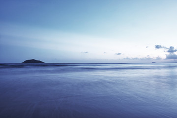宁静的海面上孤独的岛屿