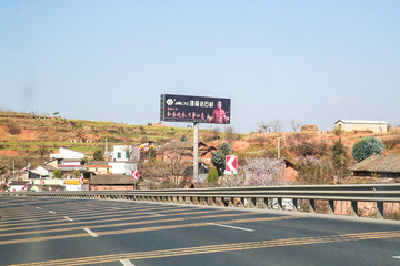 高速公路路边村庄