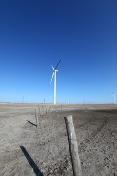 土地干旱龟裂风车风力发电