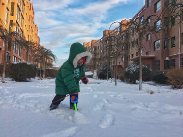 雪地里玩耍的小孩儿