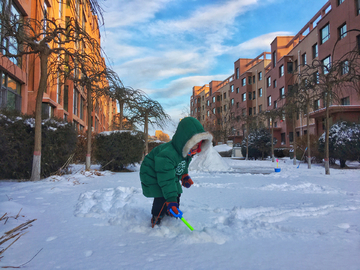 雪地里玩耍的小孩儿