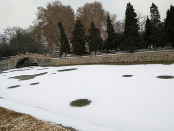 雪中的河