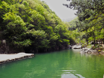 山林中的湖