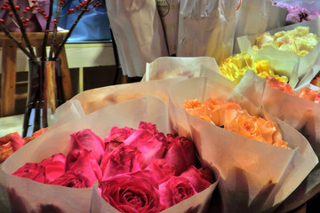 花店花卉鲜花红黄玫瑰纸包玫瑰