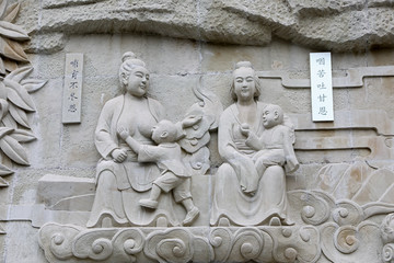 古代妇女哺育浮雕